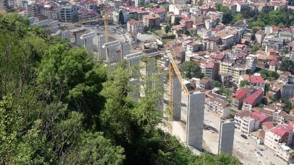 <p>'TRAFİK RAHATLIYOR'</p>

<p>Projede biten etaplarda nüfus yoğunluğunun yüksek olduğu Karşıyaka, Beşirli, Yıldızlı ve Akyazı bölgelerinde oluşan trafiğin, Yavuz Sultan Selim Bulvarı ve sahilden geçen ana yollara kısa mesafede güvenli bir şekilde dağılım imkânı sağlandı.</p>
