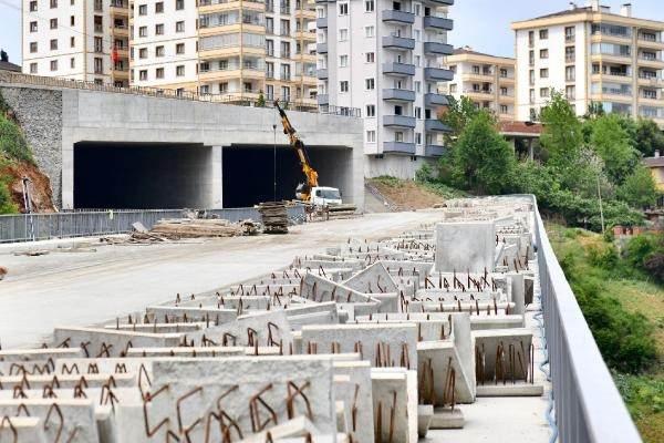 <p>Değirmendere-Boztepe bağlantı yolu tamamlandığında, Çukurçayır bölgesindeki trafik yoğunluğunun azalacağı öngörülüyor. Kanuni Bulvarı Projesi'nin, Erzurum Yolu üzerinde yapılacak yeni terminal binasına erişimi de kolaylaştırması planlanıyor. Tüm bağlantıları tamamlandığında, eski Devlet Sahil Yolu, Şenol Güneş Spor Kompleksi ve Karadeniz Sahil Yolu'na bağlantı da yapılmış olacak.</p>
