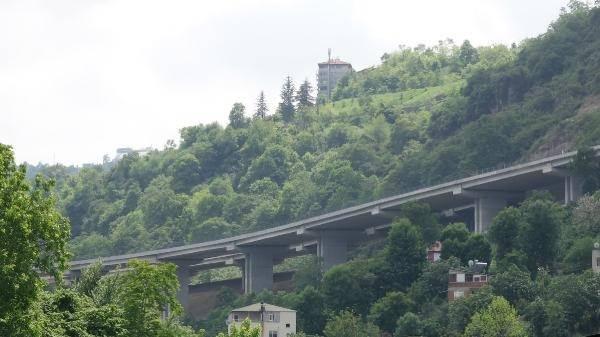 <p> Coğrafi anlamda engebeli bir arazimiz var. Bu engebeli araziler yol yapımını zorlaştırıyor. Yol ve hizmet açısından biraz zor ve sıkıntılı olabiliyor ama sonucun çok güzel olacağına inanıyorum” diye konuştu.</p>
