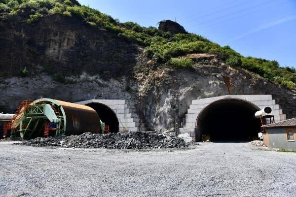 <p>'ULAŞTIRMA BAKANLIĞIMIZA TEŞEKKÜR EDİYORUZ' </p>
<p> </p>
<p>Mehtap Turan ise, "Bu yol bizim için çok güzel oldu. Akşamları sahile inme gereği duymuyoruz, yürüyüş yolu olarak da kullanıyoruz. Trafiği de oldukça rahatlattı. Çok memnunuz. Ulaştırma Bakanlığımıza ve devletimize teşekkür ediyoruz" diye konuştu.</p>