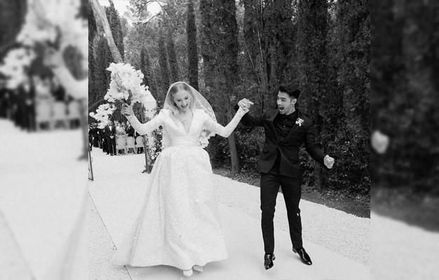 <p><strong><span style="color:#B22222">Game of Thrones’un kızıl yıldızı Sophie Turner ve Joe Jones, düğünlerinden hiç görülmemiş fotoğrafları Instagram hesabı üzerinden paylaşarak evlilik yıldönümlerini kutladılar.</span></strong></p>

