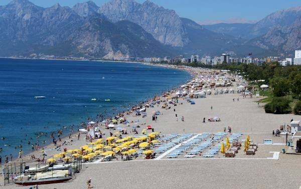 <p>1 Temmuz itibarıyla normalleşmeyle birlikte kısıtlamasız ilk pazar gününde turizmin başkenti Antalya'da sahillerde yoğunluk yaşandı.</p>
