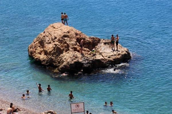 <p>Koronavirüs tedbirleri gereği her pazar günü kısıtlama nedeniyle sadece yabancı turistlerin geldiği Konyaaltı Sahili'nde, kısıtlamanın kalkmasıyla birlikte Türkler, yerleşik yabancılar ve tatilciler keyifli dakikalar geçirdi.</p>
