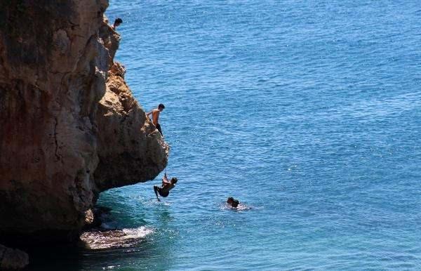 <p>FALEZLERDEN TEHLİKELİ ATLAYIŞ</p>

<p>Konyaaltı Sahili'nde &ccedil;ocukların ve yetişkinlerin kayalıklara &ccedil;ıkıp tehlikeli atlayış ger&ccedil;ekleştirdiği g&ouml;ze &ccedil;arptı. Gen&ccedil;lerin, falezlerin kıyı noktasına yerleştirilen demir d&uuml;zenek yardımıyla denizden kayalıklara &ccedil;ıkıp y&uuml;ksekten riskli atlayış yaptığı ve uyarıları dikkate almadığı g&ouml;r&uuml;ld&uuml;.</p>
