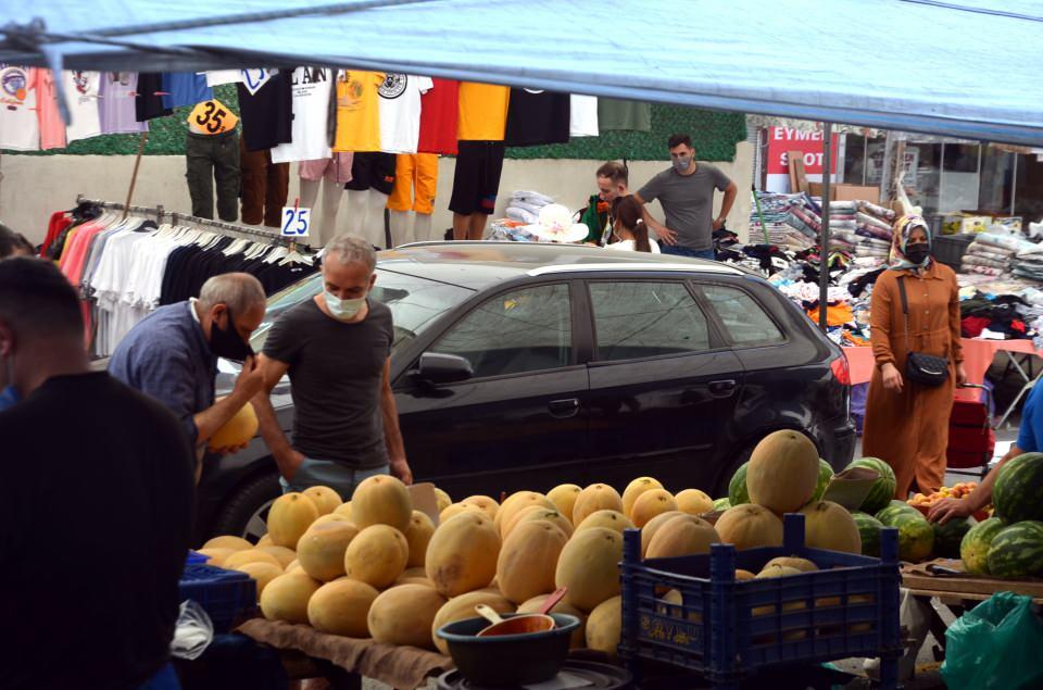 <p>Pazarcı esnafı bunun üzerine müşterilere “3 tişört alana otomobil bedava" veya “Pazardan en fazla alış veriş yapana otomobil hediye" esprileri yaptı.</p>
<p> </p>
<p> </p>