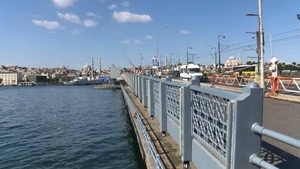 <p>Yasaksız ilk Pazar günü İstanbul Boğazı ve Galata Köprüsü olta balıkçılarının akınına uğradı. Sabahın erken saatlerinde balık tutmak için geldiklerini belirten balıkçılar balık tutmanın iyi geldiğini söyledi.</p>
