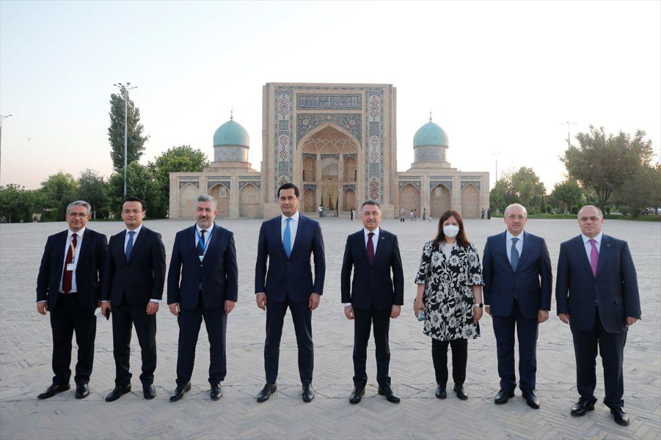 <p>Cumhurbaşkanlarının ortaya koyduğu vizyon çerçevesinde iki ülke arasındaki ikili ilişkilerin çok daha ileri seviyeye taşınması gerektiğini vurgulayan Oktay, şunları kaydetti:</p>

<p>"Kültürel, sosyal, turizm, eğitim, sanayi, savunma ve tüm alanlardaki işbirliğinin çok daha ileriye taşınmasıyla ilgili çalışmalar yürütüyoruz. Sayın zatıdevletleri Cumhurbaşkanı Şevket Mirziyoyev heyetiyle birlikte Türkiye ziyaretinde Yüksek Düzeyli Stratejik İşbirliği Konseyi toplantısı yapılmıştı. </p>
