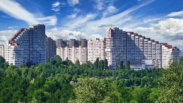 <p><strong>Moldova </strong><br />
<br />
Etrafı Romanya ve Ukrayna ile çevrili olan Moldova, Avrupa'nın en küçük ve fakir ülkelerinden biri. Eski bir Sovyetler Birliği ülkesi olan Moldova, Türk vatandaşlarından vize talep etmiyor. Avrupa'da Türk vatandaşlarının kimlik belgesi ile gidebildiği ülkelerden biri olan Moldova'nın başkenti Kişinev ülkenin dünyaya açılan kapısı konumunda.</p>