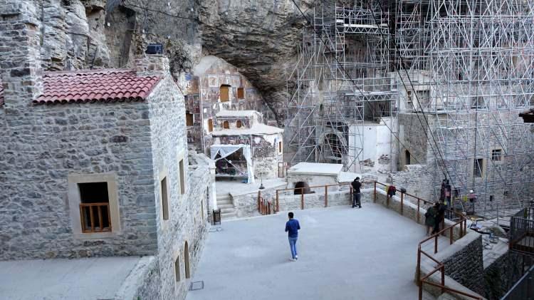 <p><strong>TAMAMI AÇILIYOR</strong></p>

<p>Bölge turizmine büyük katkı sunan, bir süre salgın tedbirleriyle misafirlerini ağırlayan, taş düşme riski üzerine ise geçen yıl sonbaharda yeniden ziyarete kapatılan tarihi mekanda çalışmalara kaldığı yerden devam edildi.</p>
