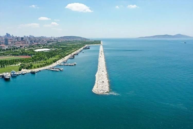 <p>Marmara Denizi'ndeki müsilaj yoğunluğuna karşı temizleme çalışmaları devam ediyor. İki hafta öncesine kadar İstanbul'da Caddebostan Sahili'nde geniş bir alana yayılan deniz salyasının etkisini kaybettiği görüldü.</p>
