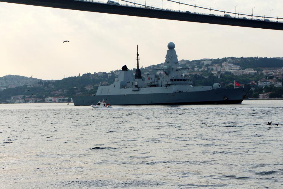 <p><strong>PEŞ PEŞE BOĞAZA GİRDİLER </strong></p>

<p>Bugün İngiliz ve Hollanda savaş gemileri Karadeniz'den peş peşe İstanbul Boğazına giriş yaptı. </p>
