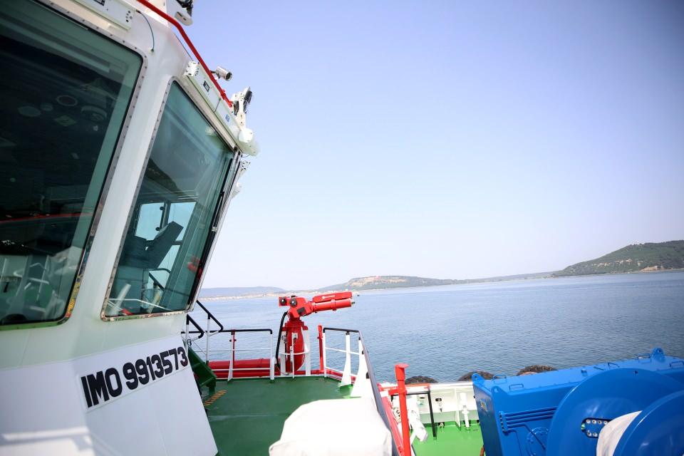 <p>Özel sistemi sayesinde sağlanan manevra kabiliyetiyle kendi ekseni etrafında dönebilme, 70 saniyede 70 metreye kadar aynı anda tam yol hızdan makina stop etme ve durabilme özelliklerine sahip römorkör, güvenli seyir için gemiye Çanakkale Boğazı'nın güney çıkışına kadar eşlik ederek seyrin sorunsuz tamamlanmasını sağladı.</p>
<p> </p>
