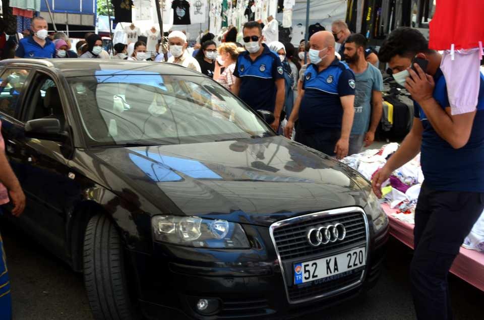 <p>Avcılar’daki Merkez Mahallesi’nde bulunan Ahmet Taner Kışlalı Caddesi ve yan sokaklarında her hafta olduğu gibi semt pazarını açmaya gelen esnaf, tezgahlarını kuracakları caddede park halinde iki otomobil olduğunu gördü. </p>