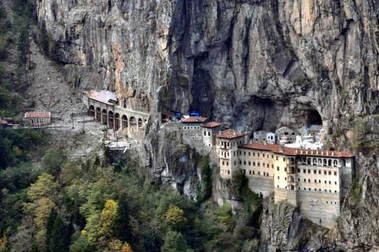 <p> Çalışma kapsamında endüstriyel dağcılar, taş düşmelerine karşı yamaçları çelik ağlarla örüp, güçlendirdi. Restorasyon ekibi de iç alanlarda çalışmalarını sürdürdü. Çelik ağların yamaca serildiği ‘bohçalama’ sistemiyle korunan manastır, tamamlanan restorasyon çalışmalarının ardından ziyarete açılıyor. </p>

