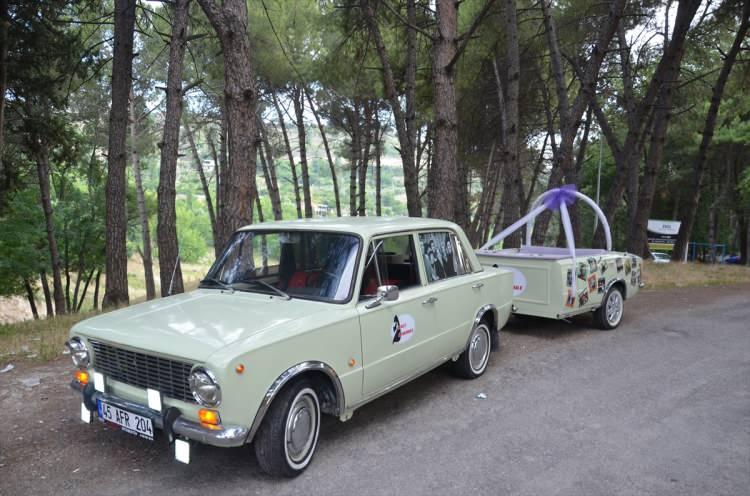 <p>Umut Demirkan, AA muhabirine, otomobiline Murat 124'ün halk arasında "Hacı Murat" olarak bilinmesi dolayısıyla "Hacı", Türk sineması tutkusu nedeniyle de "Makbule" adını verdiğini dile getirerek, "Otomobilim çok talep alıyor. </p>
