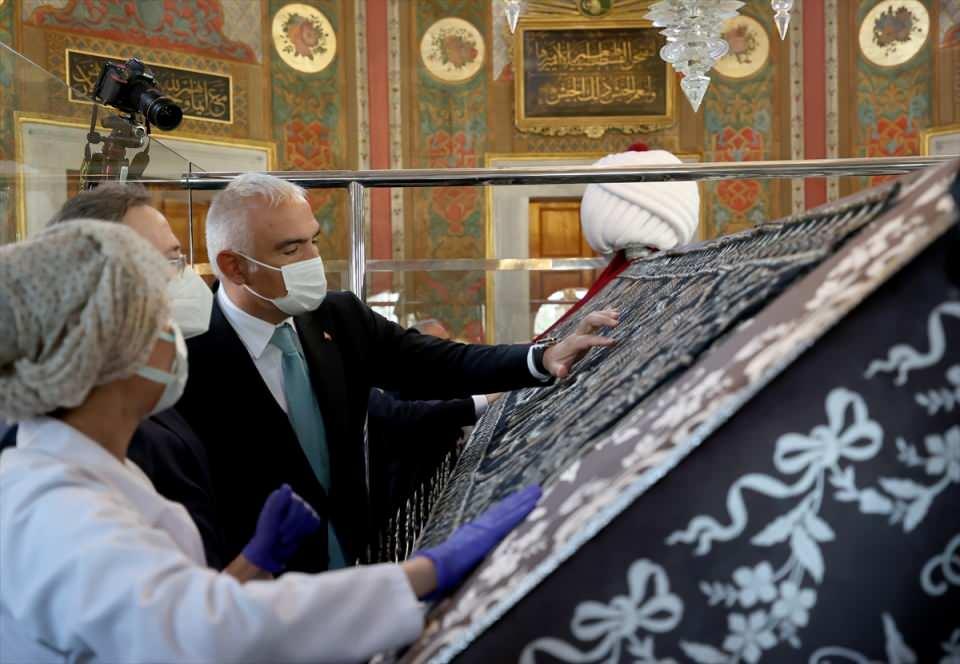 <p>Duanın ardından konuşan Ersoy, Fatih Sultan Mehmet Han'ın sandukasının üzerinde bulunan örtünün uzun bir süreç geçtiği için yıprandığını anlattı.</p>

<p> </p>
