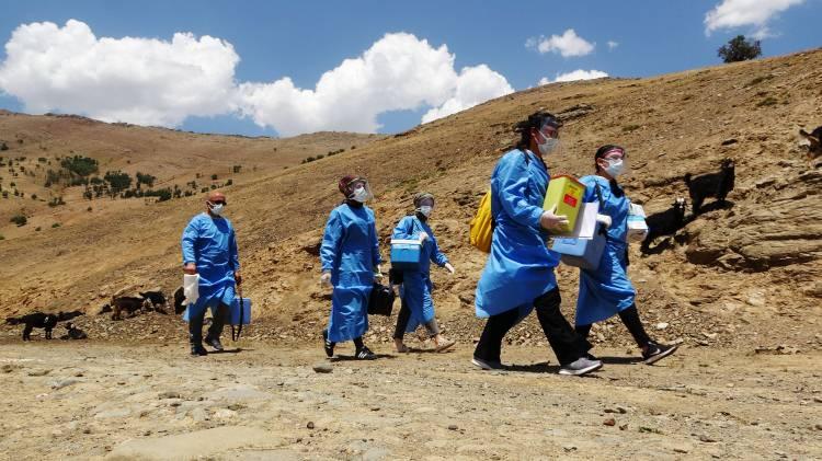 <p>Muş’ta korona virüsle mücadele kapsamında aşı çalışması yürüten sağlık ekipleri, kırsal kesimdeki vatandaşlara aşı hizmeti ulaştırabilmek için araçların giremediği patika yolları kilometrelerce yürüyerek aşıyor.<br />
 </p>
