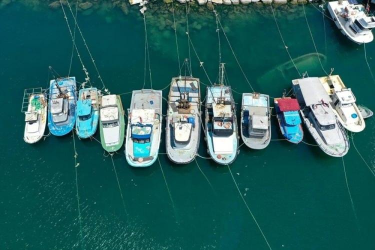 <p>Caddebostan sahili ve Bostancı İDO İskelesi mevkisindeki temizleme çalışmasında, İstanbul Büyükşehir Belediyesi (İBB) ekipleri, deniz salyalarını süzgeçlere doldurarak atık torbalarına koyuyor.</p>

<p> </p>
