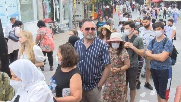 <p>Büyükada Saat Kulesi'ne kadar uzanan kuyruk sırasında bazı vatandaşların sosyal mesafe kuralına uymadığı gözlendi.</p>
