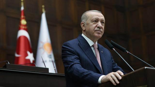 <p>Cumhurbaşkanı Recep Tayyip Erdoğan da AK Parti’nin TBMM Grup Toplantısı’nda yaptığı konuşmada, sosyal medyadaki asılsız haberlere yönelik yasal düzenlemeleri işareti etti ve "Bu hukuki adımları artık bizim de acilen gündemimize almamız gerekiyor" dedi.<br />
“Yalan ve iftira meselesinde tek sorun CHP’nin başındaki zat olsa mazurdur der geçeriz. Ama bu mesele medyada ve sosyal medyada büyüyen bir sorun halini almıştır. Sosyal medyanın en önemli yayılma mecrası olduğu bu sorun, sadece ülkemizle de sınırlı değildir. Avrupa’dan Amerika’ya kadar demokrasiyle yönetilen her yerde bu sorun tartışılmakta ve çözüm yolları aranmaktadır. Hatta birçok ülke bu tehditle mücadele için çeşitli kanuni düzenlemelere gitmektedir.”</p>
