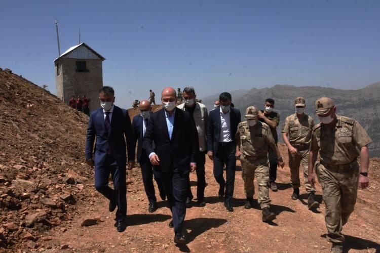 <p>Üs bölgesindeki mevzileri gezerek askerlerle bir araya gelen Bakan Soylu, İl Jandarma Komutanı Tuğgeneral Nail İlbey’den yürütülen çalışmalar hakkında bilgi aldı.</p>
