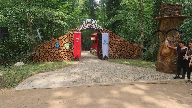 <p>Kartepe'deki Avrupa'nın en büyük doğal yaşam parkı Ormanya içinde, Türkiye'nin ilk Orman Kütüphanesi hizmete girdi. </p>