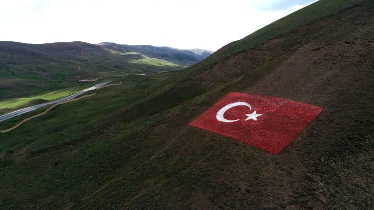 <p>Yaklaşık 1 aylık bir zaman diliminde, 1107 metrekare büyüklüğünde oldukça görkemli bir bayrak ortaya çıkardık. Büyük bir emek söz konusu. </p>
