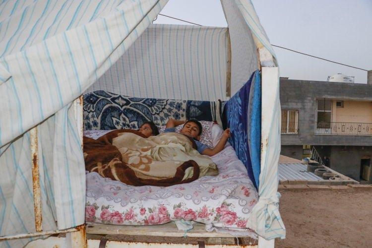 <p>Mardin'de vatandaşlar, evlerinin damına kurdukları 'taht' adı veren yataklarda, gece serinliğinde yıldızlara bakarak uyuyor. </p>