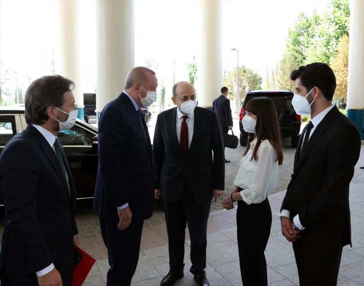 <p>Cumhurbaşkanı Recep Tayyip Erdoğan, Kütüphane Söyleşileri'nin üçüncüsünde Millet Kütüphanesi'nde doktora öğrencileriyle bir araya geldi.</p>
