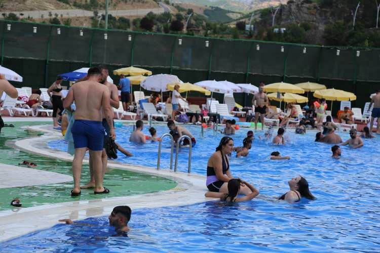 <p>Yüzmek ve stres atmak için tercih eden çok insan var. İnsanlar eğleniyor, yemek ihtiyacını karşılıyor ve güzel zaman geçiriyor. Korana virüsten dolayı tesisimiz 1,5 yıldır kapalıydı. Herkes zor günler geçirdi. İnşallah o günleri geride bırakıp tekrar daha iyi yıllara kavuşacağız.</p>
