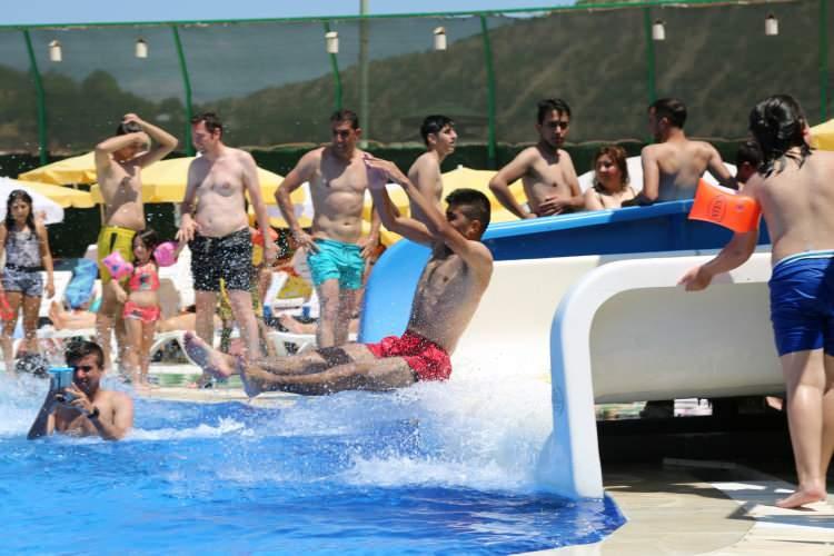 <p>Engin, "Yerli ve yabancı turistlere hizmet vermekteyiz. Burası bir Bodrum, Ege, Akdeniz değil ama aynı ambiyansa sahip. Gelen insanlar çok memnun.</p>
