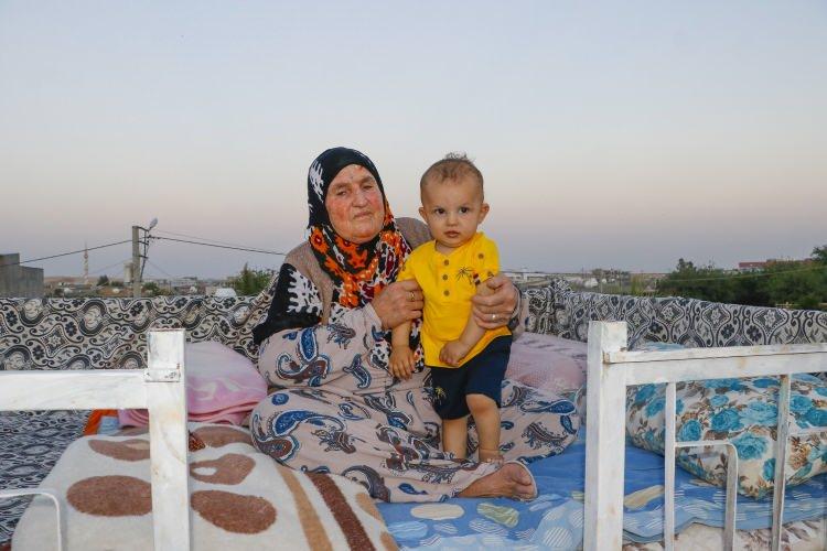 <p>Sadece uyumak için değil, yemeklerini de damda yediklerini aktaran Mehmet Çakmak ise, "Her yıl olduğu gibi, bu yıl da sıcakların başlamasıyla birlikte, herkes dama çıktı.</p>
