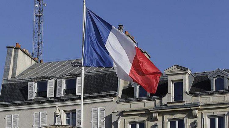 <p>Fransa<br />
<br />
2020’de konuya ilişkin yasal düzenleme yapıldı. Ayrımcılık ve şiddet içerikli paylaşımlar yasaklandı. Terör ve çocuk istismarı paylaşımları 1 saat içinde kaldırılıyor.</p>
