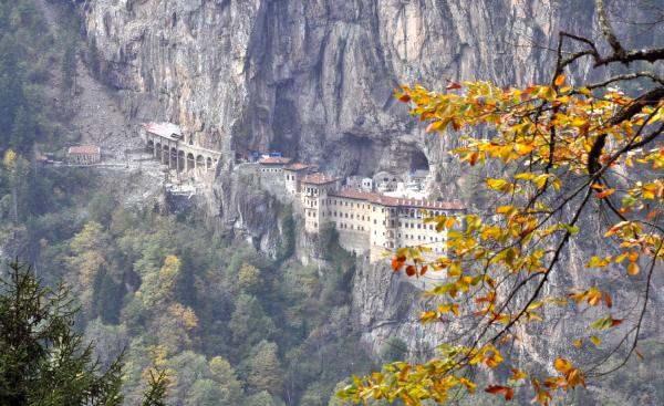 <p>Türkiye'nin önemli tarihi, turistik ve inanç turizmi merkezlerinden Sümela Manastırı'nda, Şubat 2016'da restorasyon, çevre düzenlemesi, kayalıkların jeolojik ve jeoteknik bakımdan araştırılması ve güçlendirilmesi çalışması başlatıldı. </p>
