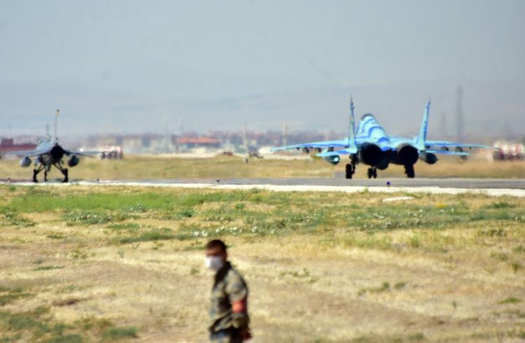 <p><strong>AZERBAYCAN 2 UÇAKLA KATILDI</strong></p>

<p>Daha önceki tatbikatlara uçakla katılmayan Azerbaycan ise ilk kez 2 adet SU-25 ve 2 adet MIG-29 uçağı, Katar 4 adet Rafale uçağı, Pakistan 5x JF-17 ve NATO 1 adet E-3A uçağıyla katıldı. </p>

<p> </p>
