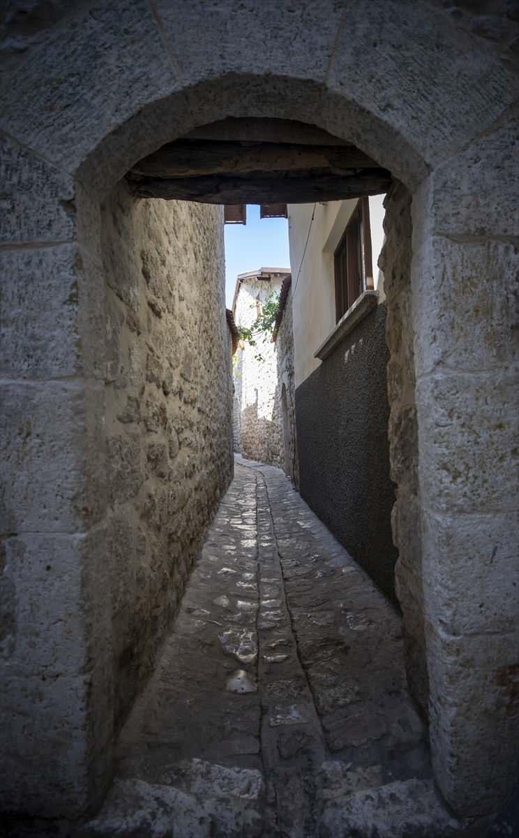 <p>Mardin'in kendine özgü evleri ve tarihi sokaklarını biliyoruz. Turizmin gözdesi olan bu seçeneklerin bir farklısı da Hatay'da dikkati çekiyor.</p>
<p> </p>
