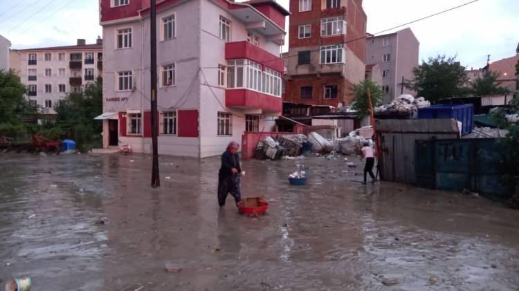 <p>AĞAÇLAR DEVRİLDİ, EVLERİ SU BASTI, YOLLAR KAPANDI<br />
Edirne'de yaklaşık 1 saat etkili olan sağanak ve yer yer dolu yağışı hayatı felç etti. Fırtına ağaçları, devirdi şiddetli yağış, cadde ve sokakları göle çevirdi, evleri su bastı. Yağışa hazırlıksız yakalanan vatandaşlar kapalı alanlara sığınırken, çok sayıda kişi evleri ve işyerlerinde mahsur kaldı. Sokak ve caddelerin suyla kaplandığı bölgelerde ise araçlar mahsur kaldı, bu caddeler ile bazı köy yolları ise tedbir amaçlı kapatıldı.</p>
