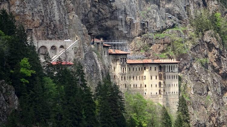 <p>Ana Kaya Kilisesi’nin sağında yer alan 10 şapel, Çan Kulesi, misafirhane, keşiş ve öğrenci odaları, mahzen ve benzeri yapılar 5 yıl sonra ziyaret edilebilecek. Manastır, Kültür ve Turizm Bakanı Mehmet Nuri Ersoy'un katılımı ile yarın ziyarete açılacak.</p>

<p>'RESTORASYONUN YÜZDE 90'I TAMAMLANDI'</p>

<p>Trabzon İl Kültür ve Turizm Müdür Vekili Mustafa Asan, manastırda restorasyon çalışmalarının yüzde 90’ının tamamlandığını belirterek "Daha önce kapalı olan bölümler ziyarete açılacak. Ana Kaya Kilisesi’nin sağında yani Sümela Manastırı’nın kuzeyinde yer alan 10 şapel, Çan Kulesi, misafirhane, keşiş odaları, öğrenci odaları, mahzen ve benzeri yapılar açılacak. Bu yapılar daha önce kapalıydı. Bir de teraslar var. Şapellerin üzerinde yer alan. Onların da ziyarete açılması planlanıyor. Ufak tefek imalatlar yapılmaya devam edecek ama gelen ziyaretçileri rahatsız edecek şekilde bunlar yapılmayacak" dedi.</p>

<p> </p>
