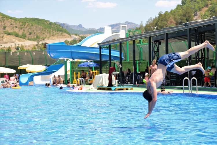 <p>Hozat ilçesinden geldiklerini dile getiren Devrim Gencer de "Serinlemek için geldik. Gerçekten çok güzel bir atmosferi var buranın. Ailecek eğlenebileceğimiz bir yer, devamlı geliyoruz. Ege ve Marmara’ya çok gittik. Ama burası oralardan daha iyi bir yer. Daha rahatız ve huzurluyuz. Hiçbir şekilde geri kalır yanı yok" şeklinde konuştu.</p>

