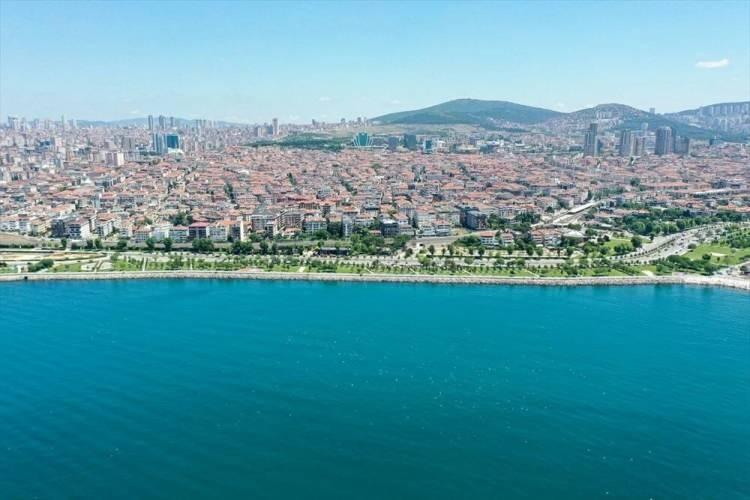 <p>Maltepe Küçükyalı ve Kartal sahilinde Bakanlığın yetkilendirdiği kuruluşlara ait ekiplerin katı sıvı emici aracıyla yaptığı çalışmada müsilaj havayla çekiliyor.</p>

<p> </p>
