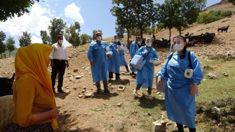 <p>Vatandaşlara yaylada ulaşarak bilgilendirme ve aşı uyguladıklarını kaydeden Topçu, “Bu zorlu şartlar altında devletin şefkatli ellerini kendilerine getirdik. Buradaki vatandaşlara da teşekkür ediyorum özverilerinden dolayı. </p>
