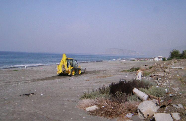 <p>“Yalıtaşları tahrip edilmemeli”</p>
<p>Jeolojik materyallerin oluşumunun çok uzun yıllara dayandığının altını çizen Koşun, “Öyle 50-100 yılda değil, yalıtaşları da 20 bin yıl içinde oluşuyor. O nedenle jeolojik materyallerimizi korumamız gerekiyor. Doğal varlıklarımızı bilinçli kişilerden görüş aldıktan sonra üzerinde müdahale yapılması doğru olacaktır. Yalıtaşları bizim bilimsel çalışmalarımızın temelini oluşturuyor. 2009 yılında belediyenin turizme hizmet amaçlı yalıtaşlarını dozerle kırdığını gördük. Bu çok yanlış bir tutum. Bu yalıtaşları aynı zamanda dalga kıran görevi görüyor. Bu kırıldığı zaman dalga kıran yok ediliyor, denizi karaya açık hale getiriyorsunuz. Alanya civarında karayolları şantiyesinin burada sürekli yol tadilatı ile uğraşmasının sebebi yalıtaşlarının kırılmasıdır” diye konuştu. Koşun, iyi niyetle turizme hizmet amacıyla kırılan yalıtaşlarının geri dönüşü olmayan doğal tahribata sebep olduğunun altını çizdi.</p>