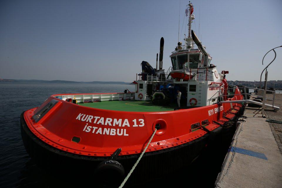 <p>Günlük planlama kapsamında Çanakkale iskelesinden halat çözen, 32 metre uzunluğunda, 498 groston ağırlığında ve 82,44 ton çeki gücüne ve Fİ-Fi 1 (saatte 2 bin 400 ton su basabilme) yangın söndürme kapasitesine sahip römorkör, boğazın kuzey yönündeki refakat çalışmasına katıldı.</p>
<p> </p>