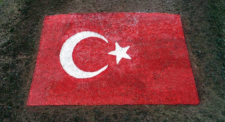 <p>Askerlerimin alınlarından öpüyorum. O bölgenin özel de bir anlamı var. Orada devriye görevi yaparken bir uzman çavuş kardeşimiz elim bir trafik kazasında şehit oldu.</p>
