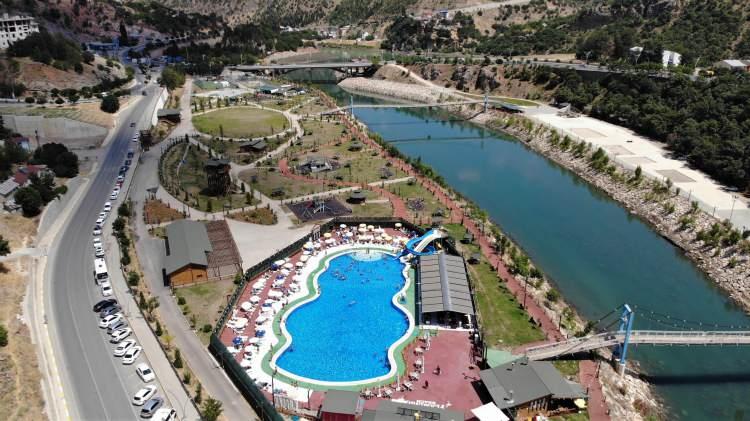<p>Hava sıcaklığının 40 dereceyi aştığı Tunceli’de sıcaktan bunalan vatandaşlar havuzlara akın etti. Ortaya çıkan görüntüler Ege ve Akdeniz'deki tatil beldelerini aratmadı.</p>
