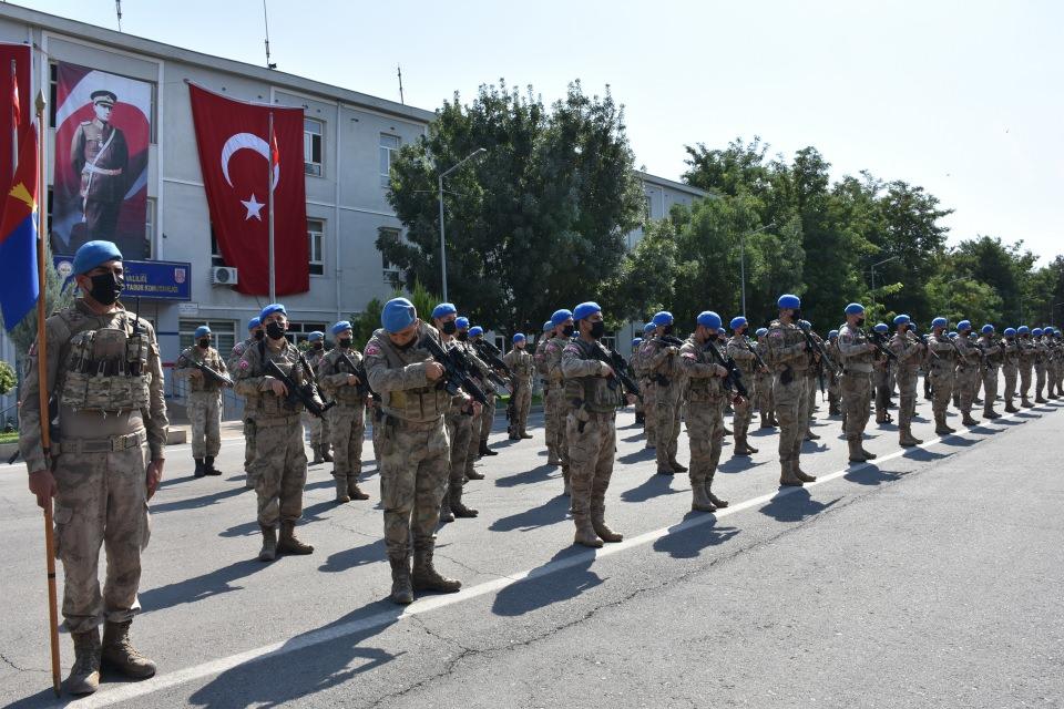 <p>Törende konuşan Vali Şahin, Suriye'de görev alacak komandolara başarı dileklerinde bulunarak, şunları söyledi:</p>

<p>"Biz Türkiye olarak hiçbir ülkenin toprağında gözümüz yok. Komşu ülkelerin toprak bütünlüğüne de saygılıyız, sonuna kadar bu tavrımız bellidir.</p>
