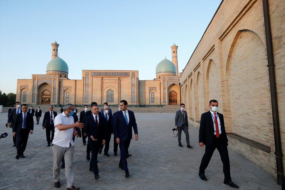 <p><strong>- "Konulan hedefi inşallah zamanından önce gerçekleştireceğiz"</strong></p>

<p>Salgına rağmen eylem planının çoğunun gerçekleştirildiğinin altını çizen Oktay, sözlerini şöyle sürdürdü:</p>

<p>"Ön çalışmalarımızı yine değerli kardeşim Başbakan Yardımcısı Serdar Umurzakov ve heyetiyle yaptığımız çalışmalarda yine Ankara'da yoğun bir çalışma sonucunda 61 maddelik bir eylem belirlemiştik.</p>
