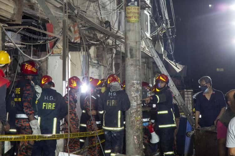 <p>Bangladeş’in başkenti Dakka’da bulunan bir binanın zemin katında meydana gelen patlamada, ilk belirlemelere göre en az 7 kişinin hayatını kaybettiği, 50’den fazla kişinin ise yaralandığı bildirildi.</p>

<p> </p>
