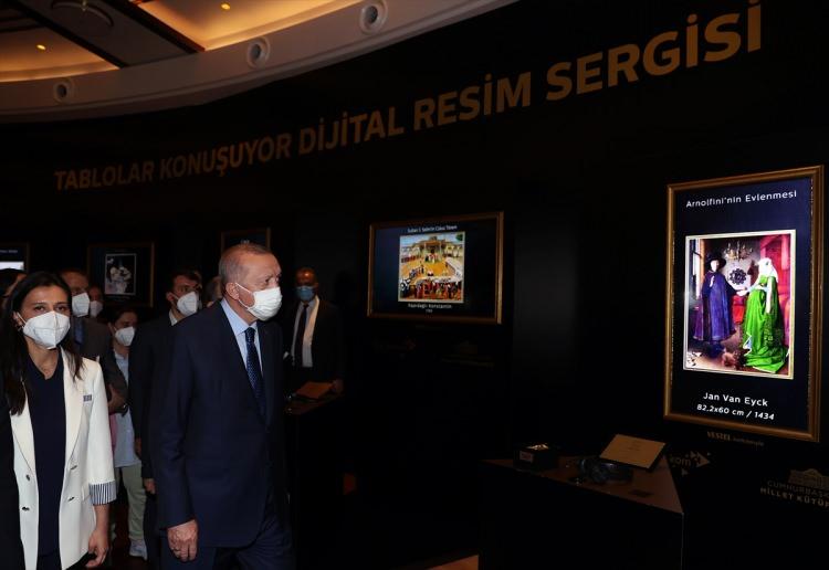 <p>Cumhurbaşkanı Erdoğan, öğrencilerle birlikte Cumhurbaşkanlığı Millet Kütüphanesi'ndeki Türk Telekom'un, görme engellilere yönelik hazırladığı sesli betimlemeli eserlerden oluşan "Tablolar Konuşuyor Dijital Resim Sergisi"ni gezdi.</p>
