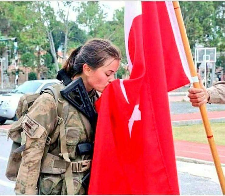 <p><span style="color:#000080"><strong>Güçlü ve kararlı duruşuyla ağır ve bir o kadar güç geçen eğitimini başarı ile tamamlayan Batın Bezik, jandarma komando okulundan mezun oldu. 24 yaşındaki Batın Bezik, Foça Jandarma Komando Okulu ve Eğitim Merkezi Komutanlığı'nda 9 ay süren eğitimini tamamlayıp komando olarak babasının şehit kabrini ziyaret etti.</strong></span></p>
<p> </p>